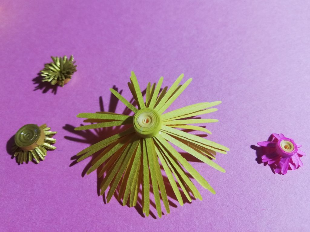 菊の花の裏側にクイリングを使用。