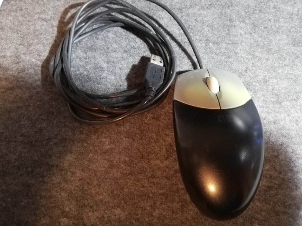 古いHP製の有線マウス。