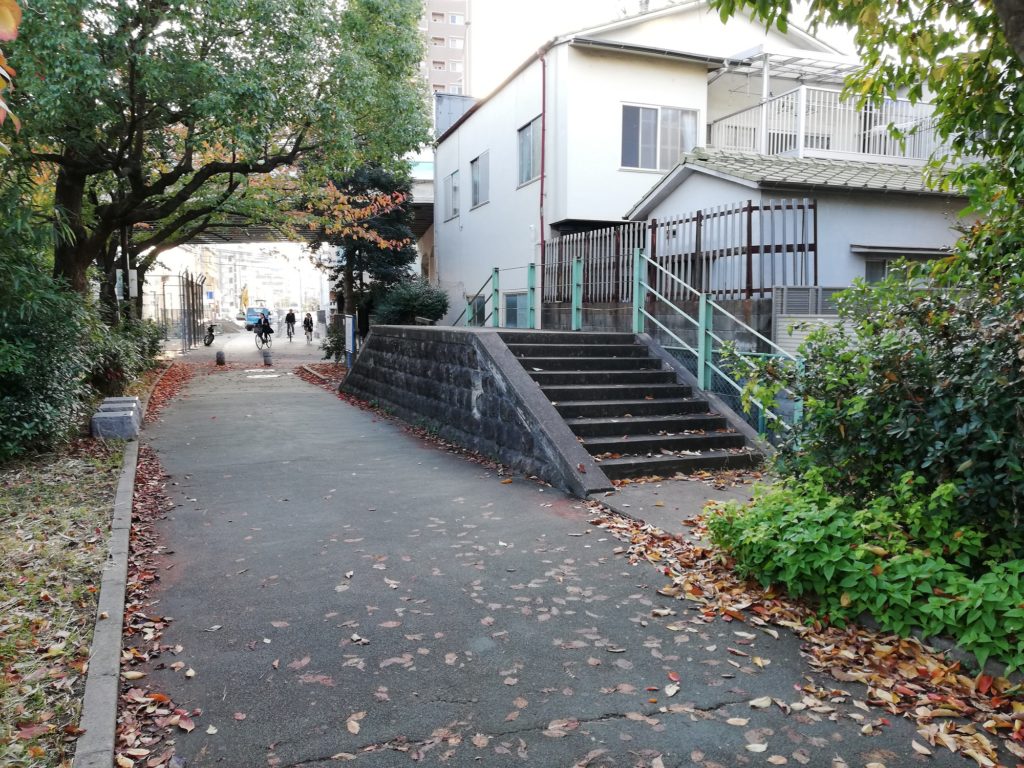 美野島緑道と筑前簑島駅のホーム跡