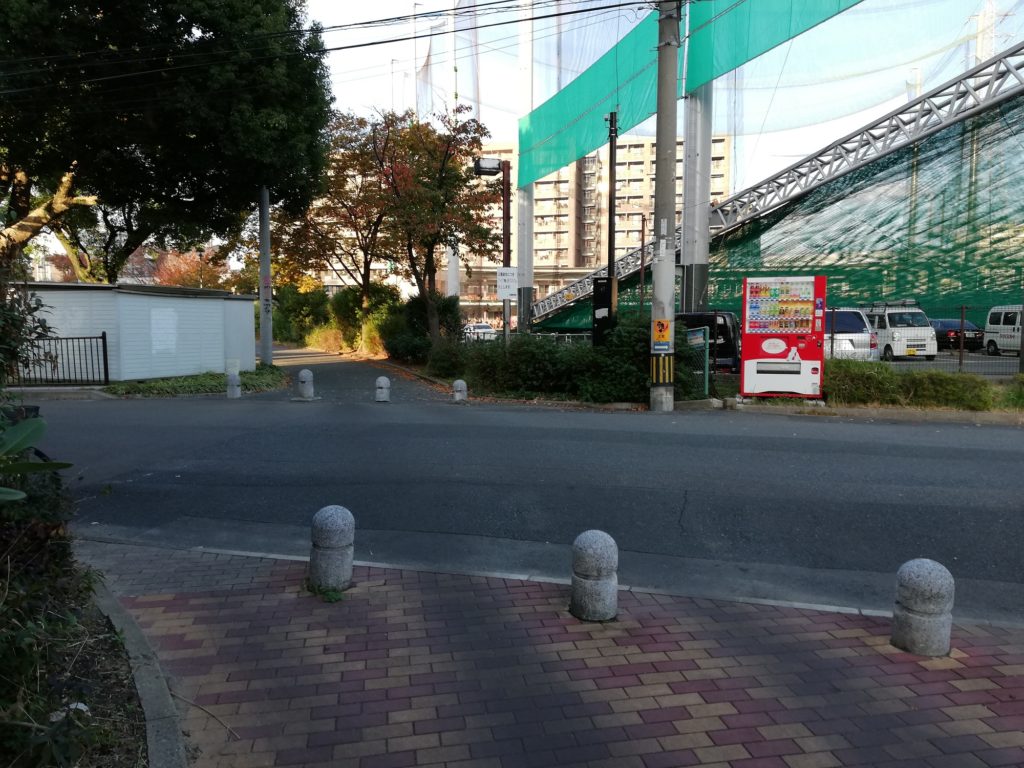 美野島緑道の途中。道路を横断しなければいけない。ゴルフ練習場が見える。