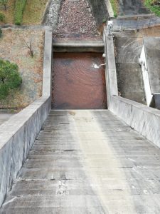 北谷ダムから見下ろす。巨大な滑り台？