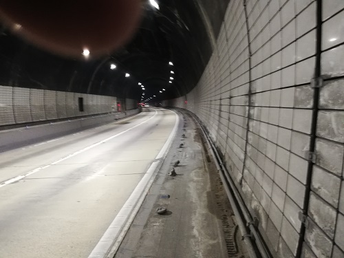 新犬鳴トンネルの幅の狭い歩道。