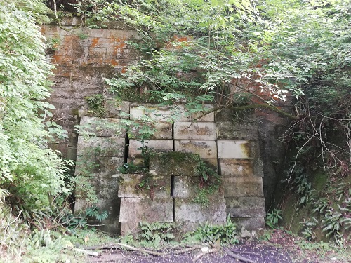 旧犬鳴トンネルの入り口に角ばった大きな石がたくさん重ね詰められている。
