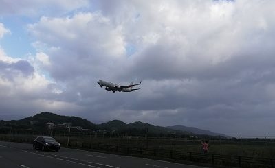 福岡空港を離陸する飛行機