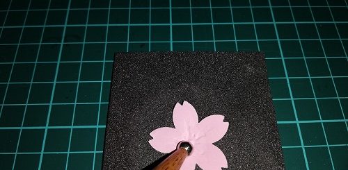 桜の花（画用紙）をデコペンで立体的にする。