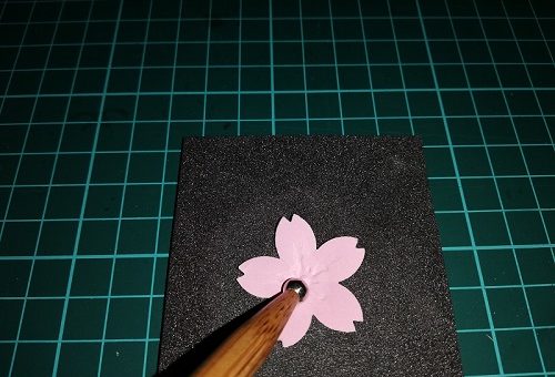 桜の花（画用紙）をデコペンで立体的にする。