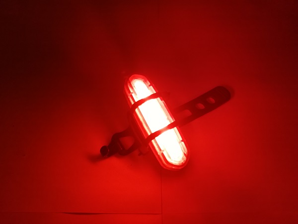 赤く光る自転車のテールライト。