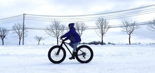 雪道を自転車で走る