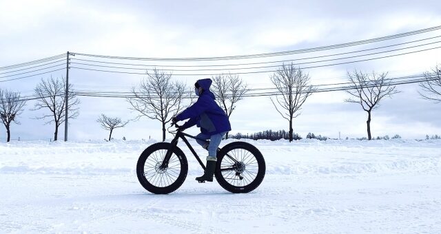 雪道を自転車で走る